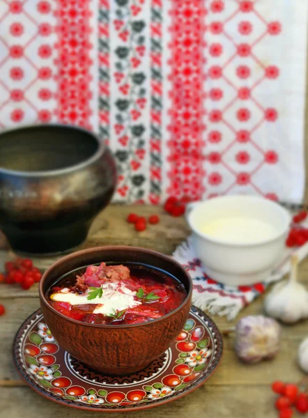 Borsch, soupe traditionnelle ukrainienne à la betterave et crème sure — Photo