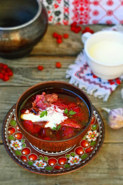 Borsch, beterraba ucraniana tradicional e sopa de creme azedo — Fotografia de Stock