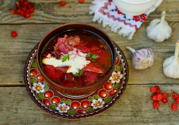 Borschtsch, traditionelle ukrainische Rüben und Sauerrahmsuppe — Stockfoto