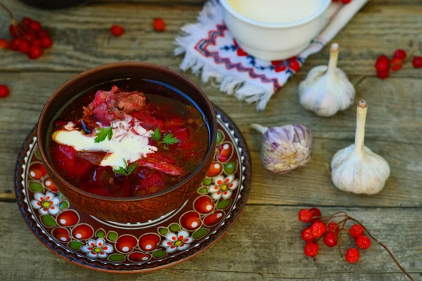 Borsch, tradizionale zuppa di barbabietola ucraina e panna acida — Foto Stock