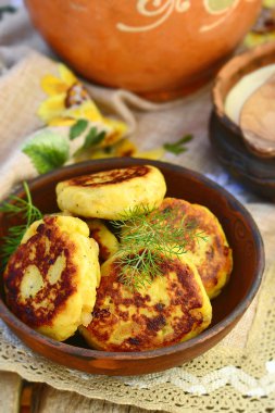 Kızarmış domuz pastırması ve soğan ile patates köftesi.