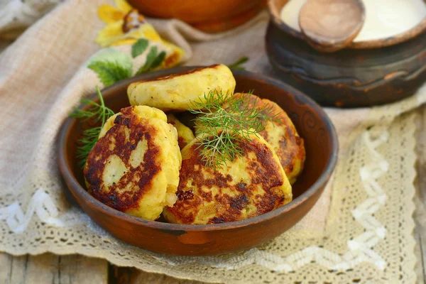 Empanadas de patata con tocino frito y cebolla . — Foto de Stock