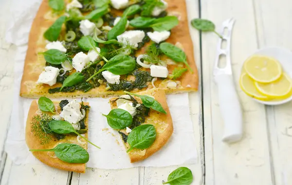 Pizza spinazie en feta — Stockfoto