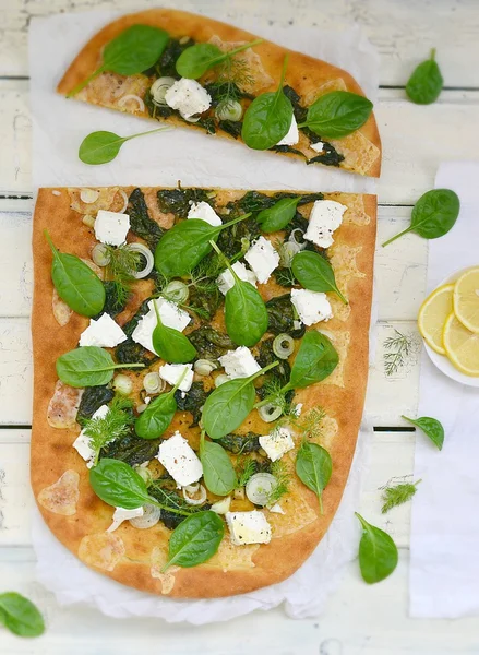 Spinat und Feta-Pizza — Stockfoto