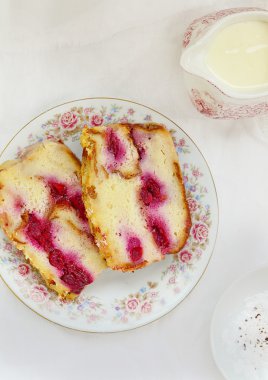 tatlı ekmek puding kiraz ile 