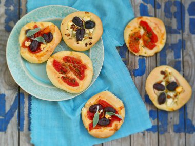 mini pizza her türlü. İtalyan mutfağı