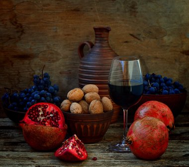 Nar, ceviz ve şarap ahşap arka plan üzerinde