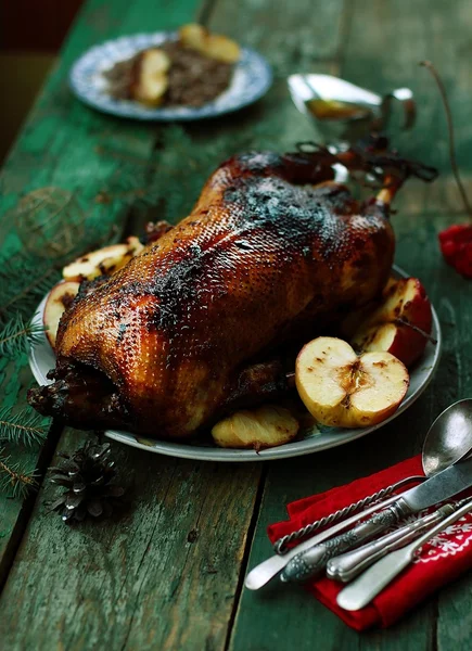 O ganso cozido no forno de Natal com maçãs — Fotografia de Stock