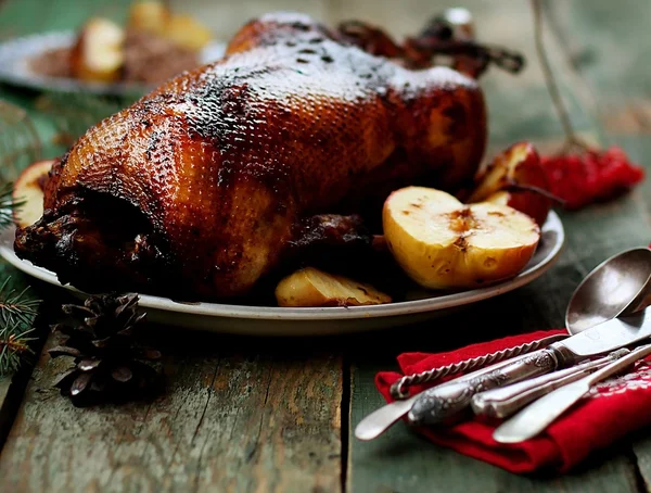 El ganso de Navidad cocido con las manzanas — Foto de Stock