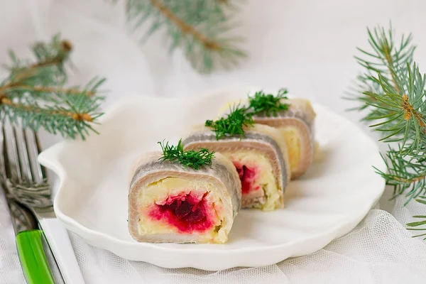 Insalata russa tradizionale con un'aringa — Foto Stock