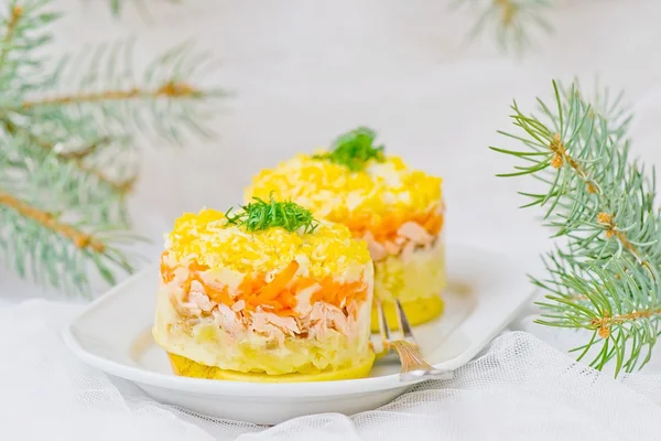geleneksel Rus salatası somon ile Mimoza