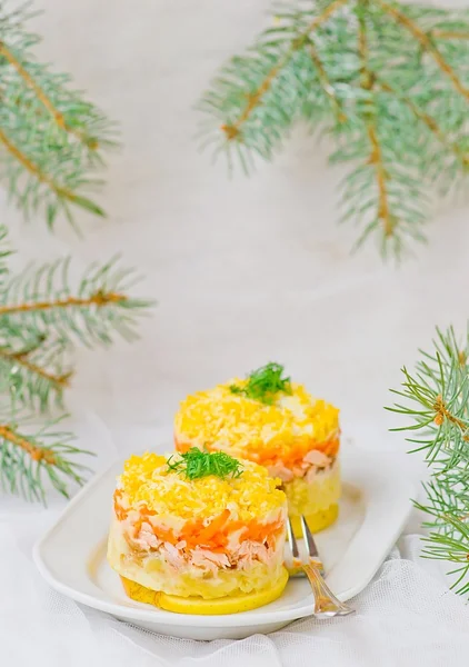 Salade russe traditionnelle avec un saumon Mimosa — Photo