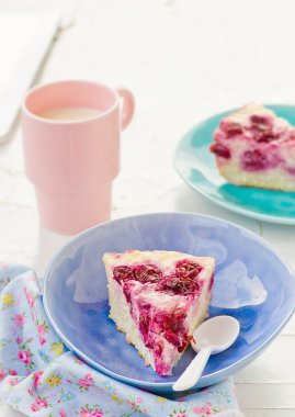 süzme peynir puding kiraz, günü kahvaltıda süt Kupası ile .