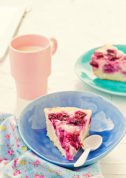 Budín de queso cottage con cereza, una taza de leche para un desayuno en  . — Foto de Stock