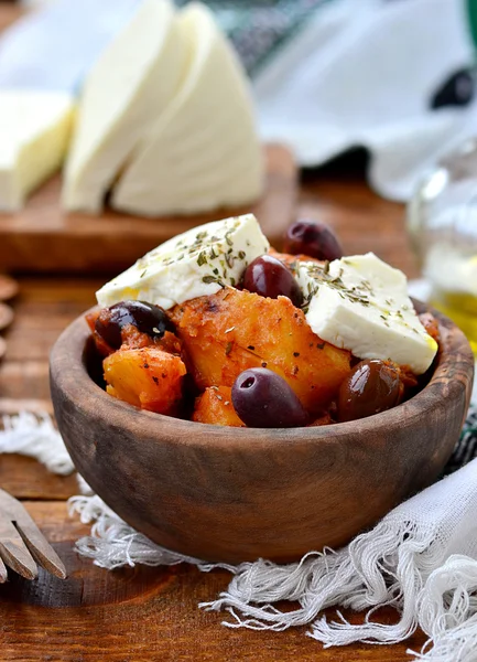 Ragú de patata en - es griego con feta y aceitunas —  Fotos de Stock