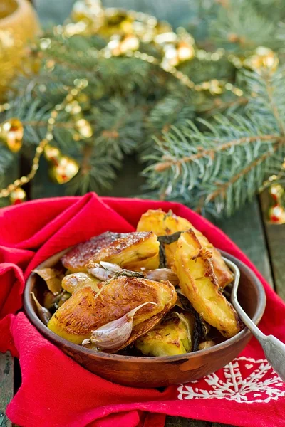 La pomme de terre cuite par segments avec des herbes et de l'ail avec un décor de Noël . — Photo