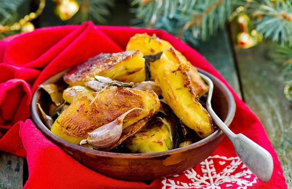 De aardappel gebakken door segmenten met kruiden en garlicwith een kerst decor. — Stockfoto