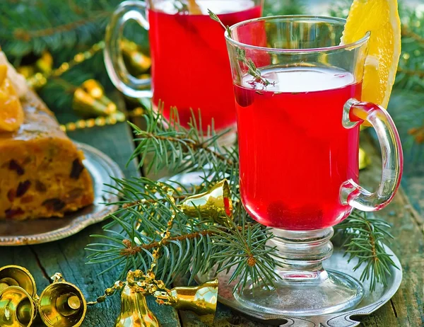 Beerenpunsch mit Preiselbeere im Glas — Stockfoto