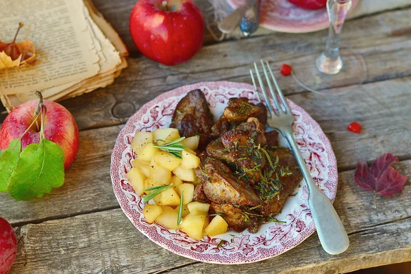 Fígado de frango frito com maçãs — Fotografia de Stock