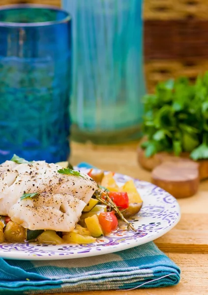 Pescado con verduras — Foto de Stock