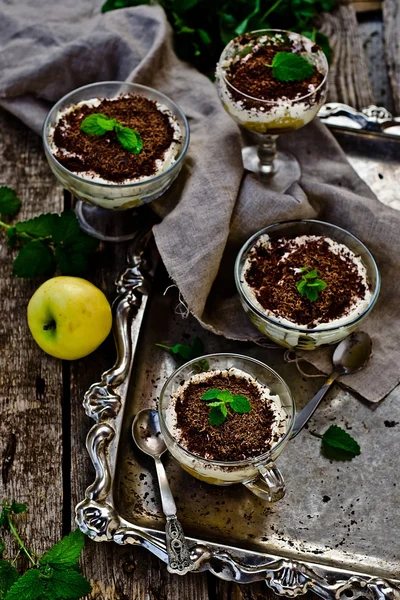 Apfeldessert aus Tiramisu mit Schokolade — Stockfoto