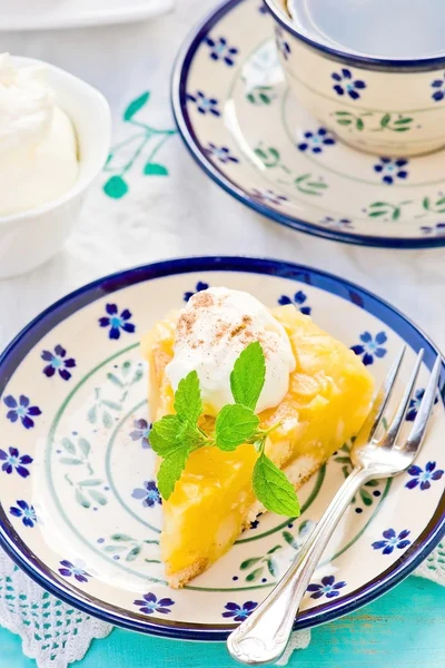 Apfelpudding-Dessert mit Sahne. — Stockfoto