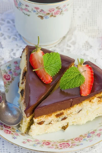 Käsekuchen mit Schokolade und Rosinen — Stockfoto