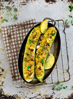 dolması, pişmiş quinoa, bulgury ve beyaz kabaklari.