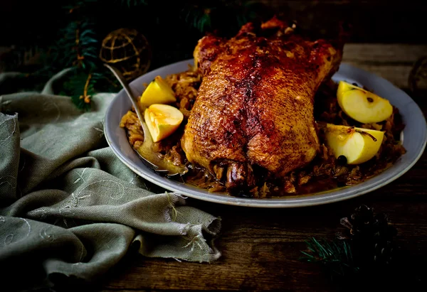 Die Ente mit Sauerkraut gebacken. — Stockfoto