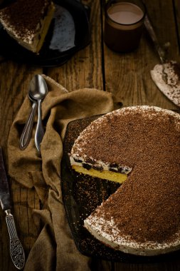 Peynirli kuru erik ve çikolata ile kesilmiş parçalar üzerinde 