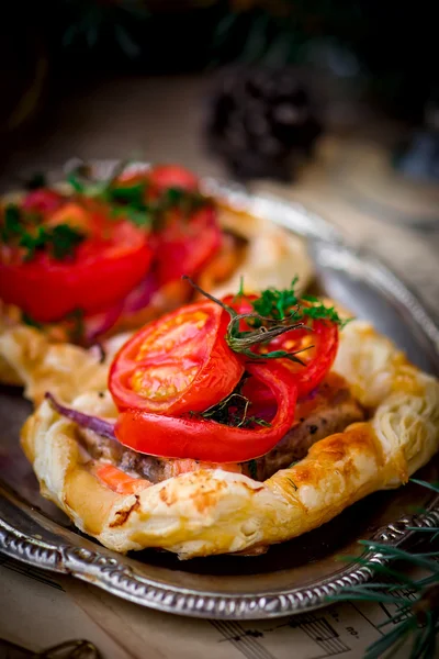 Een zalmfilet in bladerdeeg — Stockfoto