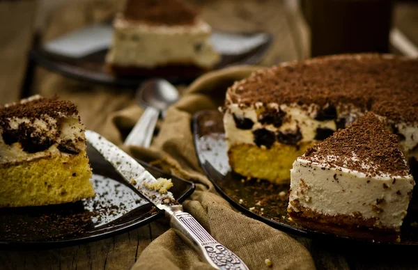 Käsekuchen mit Pflaumen und Schokolade in Stücke geschnitten — Stockfoto