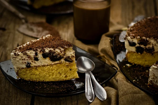 Tvarohový koláč se švestkami a čokoládou nakrájíme na kousky — Stock fotografie