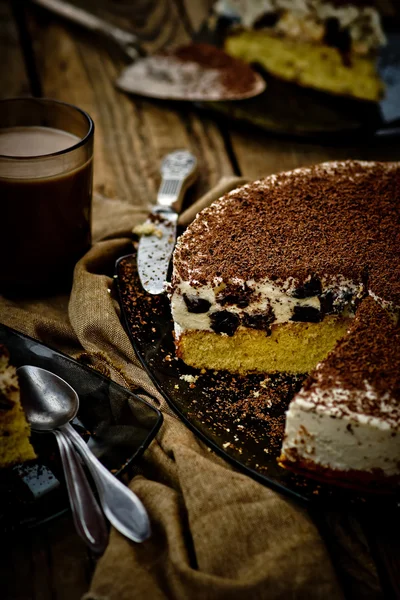 Tarta de queso con ciruelas pasas y chocolate cortado en trozos — Foto de Stock