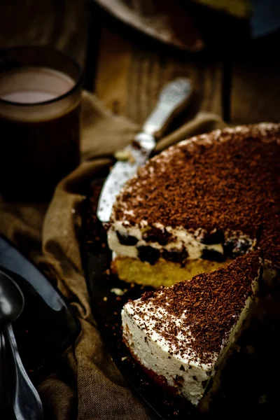 プルーンとチョコレートのチーズケーキ部分をカット — ストック写真