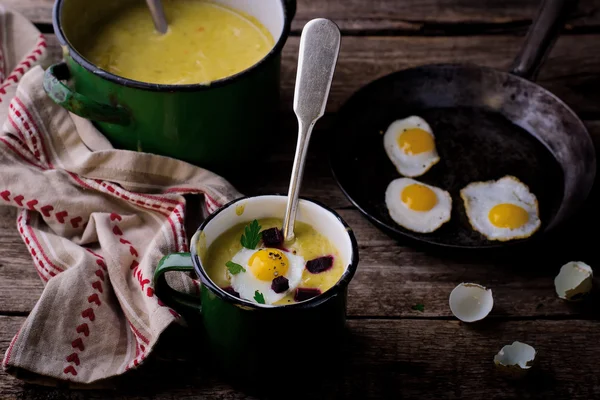 Aardappel soep - aardappelpuree met gebakken eieren — Stockfoto