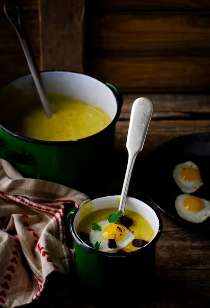 Aardappel soep - aardappelpuree met gebakken eieren — Stockfoto