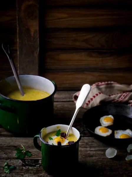 Aardappel soep - aardappelpuree met gebakken eieren — Stockfoto