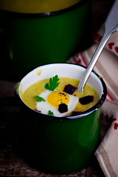 Kartoffelsuppe - Kartoffelbrei mit Spiegeleiern — Stockfoto