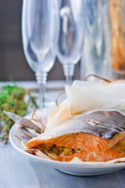 Parşömen de pişmiş somon