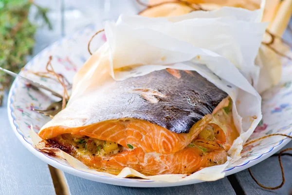 Le saumon cuit au four en parchemin — Photo