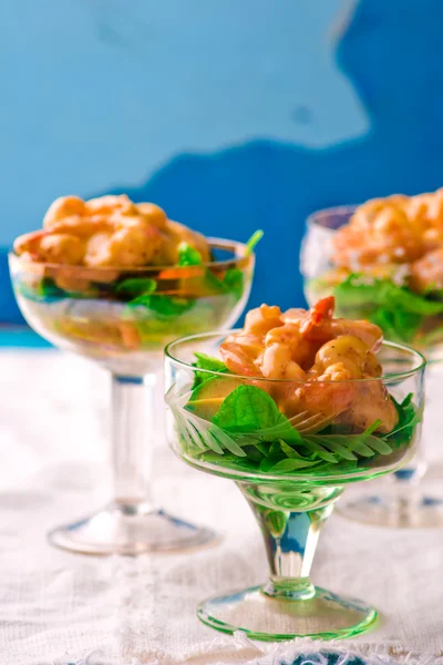 Salada - coquetel com camarões, abacate e arugula — Fotografia de Stock