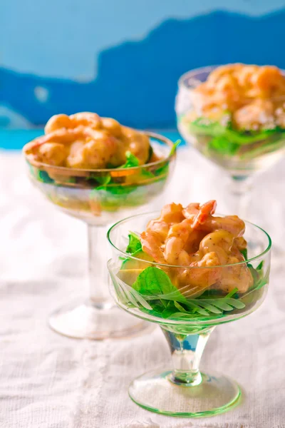 Ensalada - cóctel con camarones, aguacate y rúcula —  Fotos de Stock