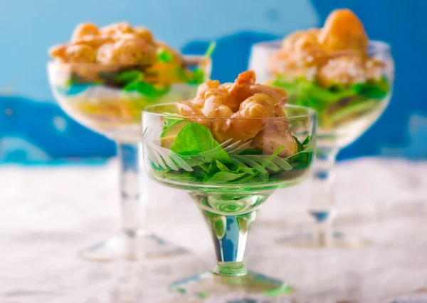 Sallad - cocktail med räkor, avokado och rucola — Stockfoto