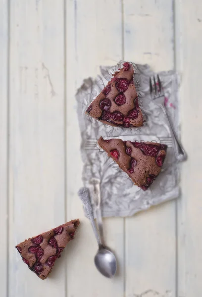 Fette di torta al cioccolato con ciliegia — Foto Stock