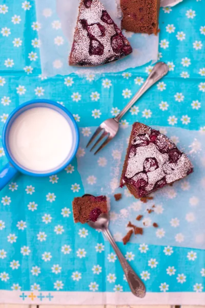 Segmenten van chocolade taart met cherry — Stockfoto