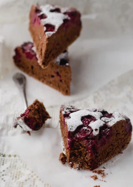 Scheiben Schokoladenkuchen mit Kirsche — Stockfoto