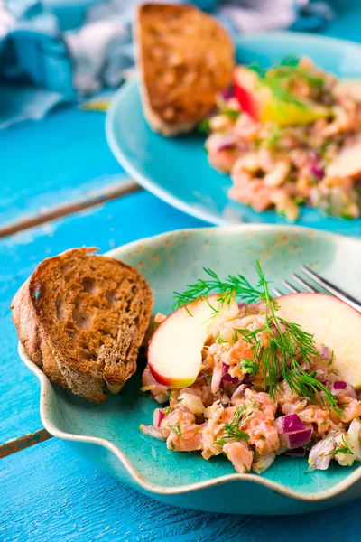 Tártaro de pescado con manzana en un plato azul . — Foto de Stock