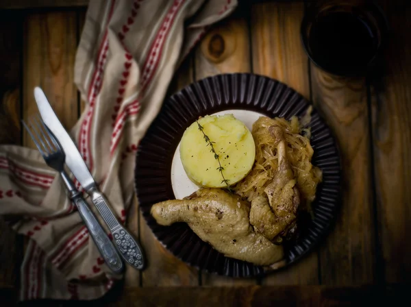 Confit de un pato, chucrut guisado y puré de papas . — Foto de Stock