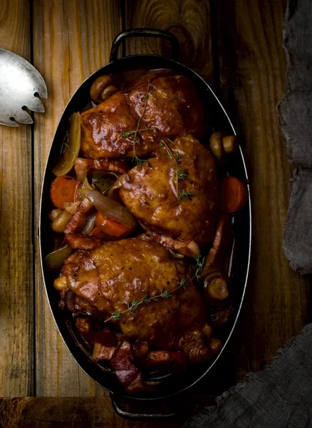 Huhn mit Pilzen und Gemüse, in Wein gedünstet. — Stockfoto